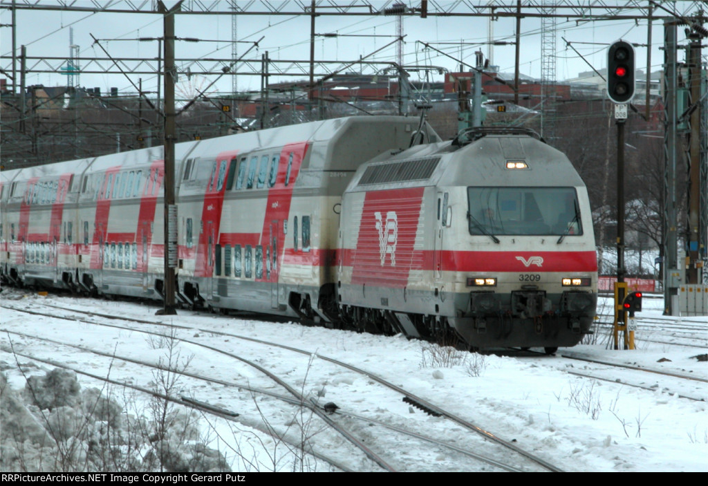 VR Train Led By Sr2 #3209 Arriving